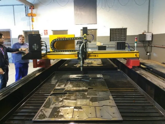 Nagyméretű CNC plazmavágó asztal kezelők felügyelete alatt